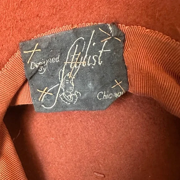 RAVISHING 1940s' CINNAMON COLOR TILT FELT HAT WITH LARGE BROWN FEATHERS + JEWEL